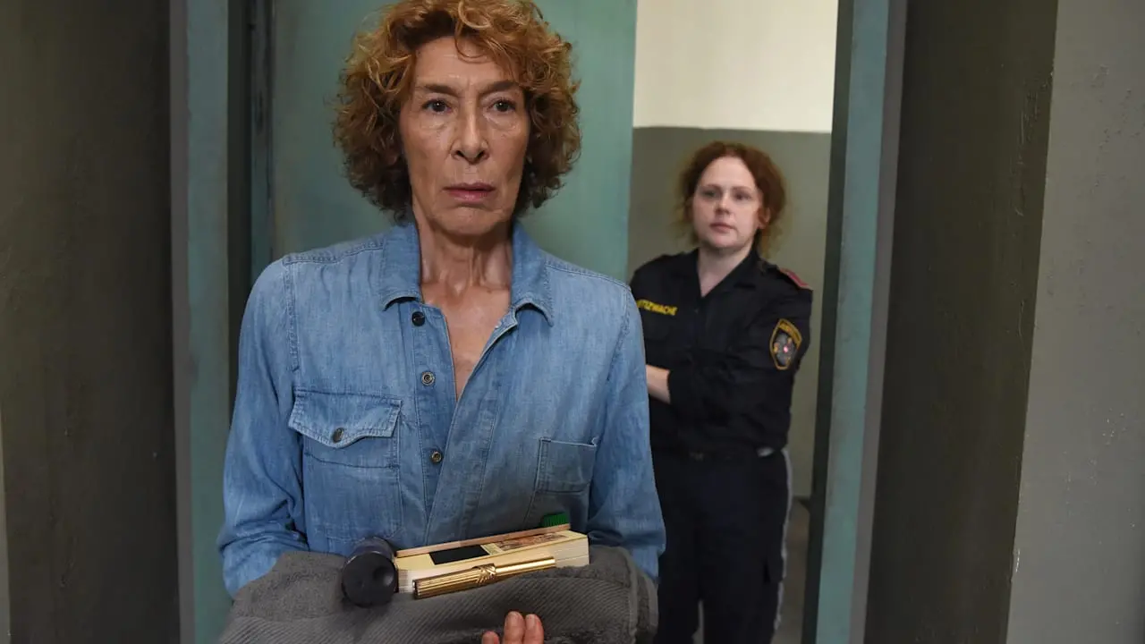 Adele Neuhauser überrascht im ZDF-Zweiteiler: Was macht der „Tatort“-Star plötzlich im Knast?
